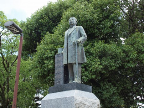 井上馨の銅像