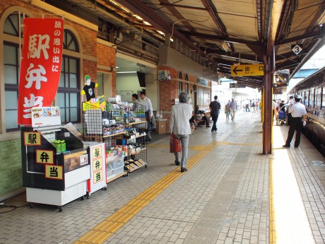 １番線ホームでお弁当や飲み物、お菓子を買うことができます。