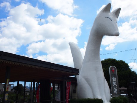 湯田温泉駅にそびえ立つゆう太くん